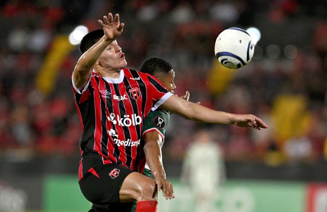 Alajuelense's defender #28 Yerlan Sosa and Marathon's defender #22 Carlos Argueta fight for the ball during the second-leg quarterfinal football match of the Concacaf Central American Cup between Costa Rica's LD Alajuelense and Honduras' CD Marathon at the Alejandro Morera Soto Stadium in Alajuela, Costa Rica, on September 17, 2026. (Photo by Ezequiel BECERRA / AFP)