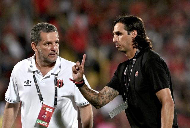 Alajuelense's coach Bryan Ruiz (R) gestures next to his assitant Javier Delgado during the second-leg quarterfinal football match of the Concacaf Central American Cup between Costa Rica's LD Alajuelense and Honduras' CD Marathon at the Alejandro Morera Soto Stadium in Alajuela, Costa Rica, on September 17, 2026. (Photo by Ezequiel BECERRA / AFP)