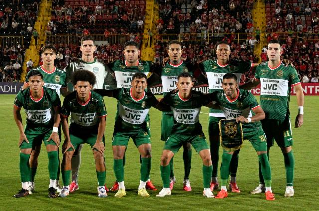 CD Marathon players pose for pictures ahead of the second-leg quarterfinal football match of the Concacaf Central American Cup between Costa Rica's LD Alajuelense and Honduras' CD Marathon at the Alejandro Morera Soto Stadium in Alajuela, Costa Rica, on September 17, 2026. (Photo by Ezequiel BECERRA / AFP)