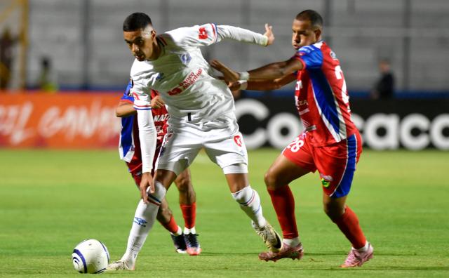 Olimpia's Uruguayan defender #02 Emanuel Hernandez AND Firpo's Panamanian midfielder #28 Rafael Aguila fight for the ball during the second-leg quarterfinal football match of the Concacaf Central American Cup between Honduras' Club Olimpia and El Salvador's L.A. Firpo at the Celato Ucles National Stadium in Tegucigalpa on September 17, 2026. (Photo by Orlando SIERRA / AFP)