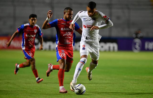 Olimpia's Uruguayan defender #02 Emanuel Hernandez AND Firpo's Panamanian midfielder #28 Rafael Aguila fight for the ball during the second-leg quarterfinal football match of the Concacaf Central American Cup between Honduras' Club Olimpia and El Salvador's L.A. Firpo at the Celato Ucles National Stadium in Tegucigalpa on September 17, 2026. (Photo by Orlando SIERRA / AFP)