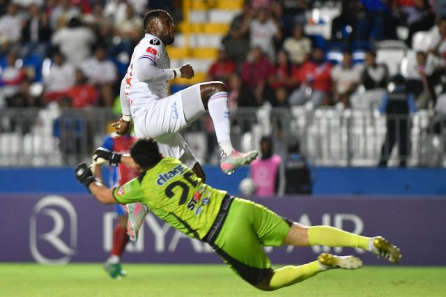 Olimpia's forward #19 Yustin Arboleda AND Firpo's goalkeeper #25 Felipe Amaya fight for the ball during the second-leg quarterfinal football match of the Concacaf Central American Cup between Honduras' Club Olimpia and El Salvador's L.A. Firpo at the Celato Ucles National Stadium in Tegucigalpa on September 17, 2026. (Photo by Orlando SIERRA / AFP)