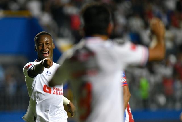 Olimpia's defender #15 Kevin Guiti celebrates after scoring his team's second goal during the second-leg quarterfinal football match of the Concacaf Central American Cup between Honduras' Club Olimpia and El Salvador's L.A. Firpo at the Celato Ucles National Stadium in Tegucigalpa on September 17, 2026. (Photo by Orlando SIERRA / AFP)