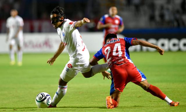 Olimpia's midfielder #08 Edwin Rodriguez and Firpo's defender #24 Jonathan Jimenez fight for the ball during the second-leg quarterfinal football match of the Concacaf Central American Cup between Honduras' Club Olimpia and El Salvador's L.A. Firpo at the Celato Ucles National Stadium in Tegucigalpa on September 17, 2026. (Photo by Orlando SIERRA / AFP)