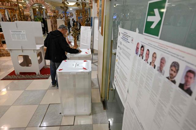 A man casts his ballot for Russia's parliamentary election at a polling station in Moscow on September 18, 2026. (Photo by Igor IVANKO / AFP)