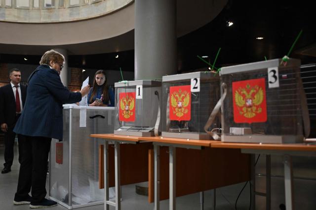 A man casts his ballot for Russia's parliamentary election at a polling station in Moscow on September 18, 2026. (Photo by Igor IVANKO / AFP)