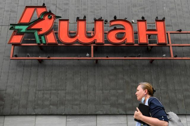 (FILES) The logo of French supermarket Auchan is pictured on the wall of a shopping mall in Moscow on August 3, 2020. Russian authorities have seized the businesses and assets of Swiss food giant Nestle and three French groups, a move the Kremlin defended on September 18, 2026 as a justified measure against firms representing "unfriendly countries" that back Ukraine. A decree signed by President Vladimir Putin transferred the Russian operations of Nestle, French retailer Auchan and the former Leroy Merlin DIY chain, now known as Lemana Pro, to a company called LEV Management. (Photo by Kirill KUDRYAVTSEV / AFP)