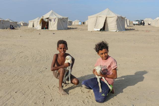 Children are seen at Al-Farsi camp for internally displaced people (IDPs) in Ras Imran on the outskirts of Al-Buraiqah district in southwest Aden in southern Yemen on September 17, 2026. The fighting in Yemen in recent weeks has displaced nearly 86,000 people, a UN agency said on September 13, with the number surging by 10,000 from a day earlier. (Photo by Mohamad Hakim / AFP) / 