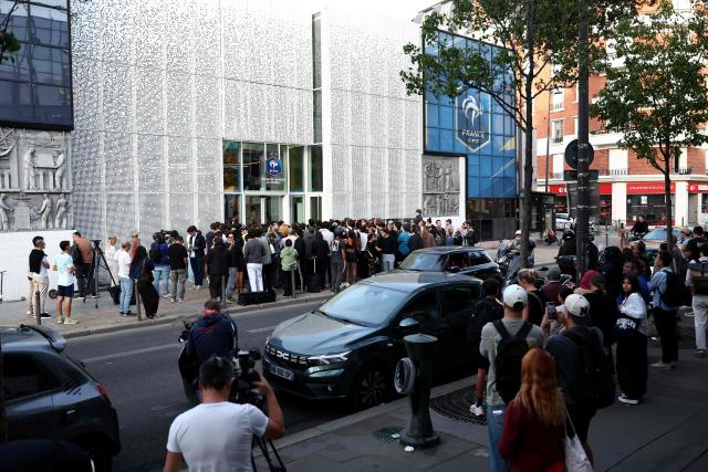 A crowd gather outside the French football federation (FFF) heaquarters, hoping France's national football team head coach show up after a press conference to unveil France's squad for the upcoming Nations League matches, in Paris on Septembre 18, 2026. (Photo by FRANCK FIFE / AFP)