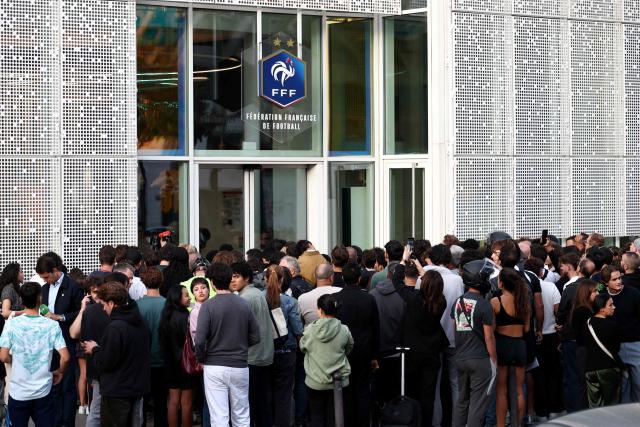 A crowd gather outside the French football federation (FFF) heaquarters, hoping France's national football team head coach show up after a press conference to unveil France's squad for the upcoming Nations League matches, in Paris on Septembre 18, 2026. (Photo by FRANCK FIFE / AFP)