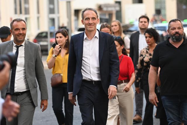 Candidate in the Socialist (PS) and centre-left Place Publique (PP) parties primary ahead of France's 2027 presidential election Raphael Glucksmann (C) walks with Mayor of Montpellier Michaël Delafosse (L) ahead of a press conference and public meeting in Montpellier on September 18, 2026. (Photo by Sylvain THOMAS / AFP)