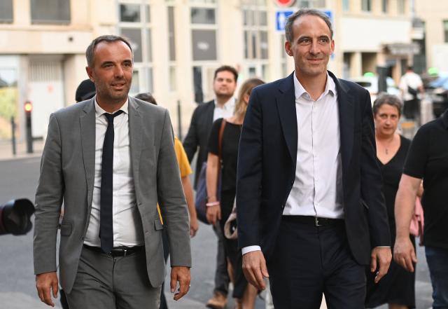 Candidate in the Socialist (PS) and centre-left Place Publique (PP) parties primary ahead of France's 2027 presidential election Raphael Glucksmann (C) walks with Mayor of Montpellier Michaël Delafosse (L) ahead of a press conference in Montpellier on September 18, 2026. (Photo by Sylvain THOMAS / AFP)