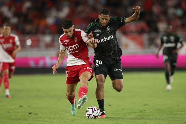 Len's French defender #20 Jean-Clair Todibo (R) vies with Monaco's French forward #11 Matthis Abline (L) during the French L1 football match between AS Monaco and RC Lens at the Stade Louis II in Monaco on September 18, 2026. (Photo by Valery HACHE / AFP)