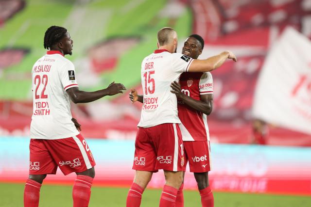 Monaco's players celebrate winning at the end the French L1 football match between AS Monaco and RC Lens at the Stade Louis II in Monaco on September 18, 2026. (Photo by Valery HACHE / AFP)