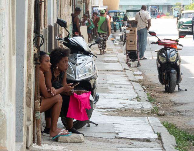 Cubans gather on a street during a blackout in Havana on September 18, 2026. Cuba was plunged into its seventh massive blackout of the year on September 18, 2026, the energy ministry said, as fuel shortages bite on the US-blockaded island. (Photo by ADALBERTO ROQUE / AFP)