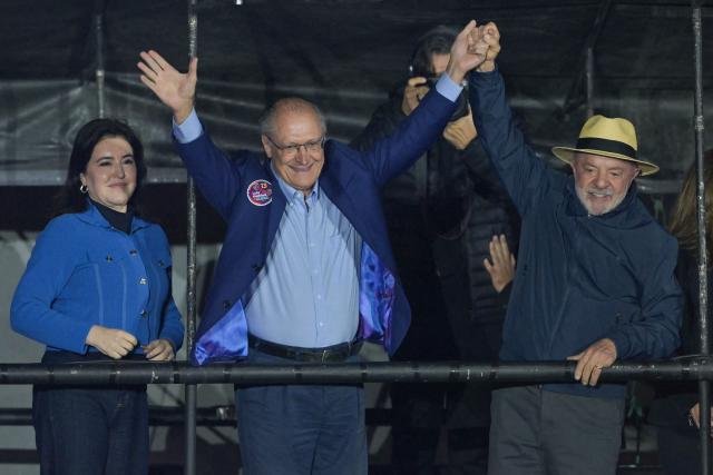 Brazil's President and presidential candidate Luiz Inacio Lula da Silva (R) greets supporters with Brazil's vice-president Geraldo Alckmin and candidate for the Senate for the state of Sao Paulo (PSB), Simone Tebet, during a campaign rally in Guarulhos, metropolitan area of Sao Paulo, Brazil on September 18 2026. Brazil will hold a presidential election on October 4 2026. (Photo by NELSON ALMEIDA / AFP)