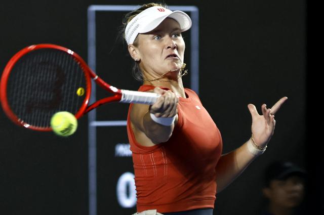 Russia's Liudmila Samsonova returns the ball to US Peyton Stearns during their women's singles semi-final match at the WTA Guadalajara Open tournament in Zapopan, Mexico on September 18, 2026. (Photo by ULISES RUIZ / AFP)