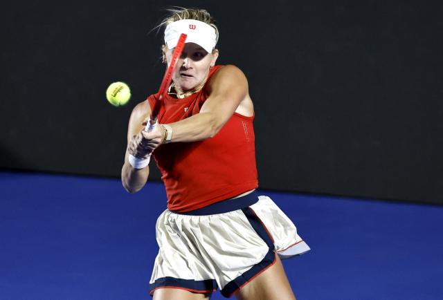 Russia's Liudmila Samsonova returns the ball to US Peyton Stearns during their women's singles semi-final match at the WTA Guadalajara Open tournament in Zapopan, Mexico on September 18, 2026. (Photo by ULISES RUIZ / AFP)