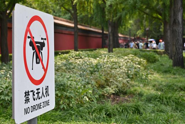 This picture shows a "No Drone Zone" sign in Beijing on September 19, 2026. New rules in the Chinese capital ban not just the flying of unmanned aerial vehicles but the possession or storage of them, meaning owners have until November 15 to get rid of their drones. (Photo by ADEK BERRY / AFP)