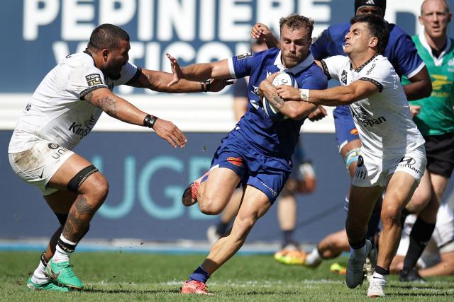 Castres' French wing Remy Baget (C) runs with the ball during the French Top14 rugby union match between Castres Olympique and Rugby Club Toulonnais (RCT) at Stade Pierre Fabre in Castres, southwestern France, on September 19, 2026. (Photo by Valentine CHAPUIS / AFP)