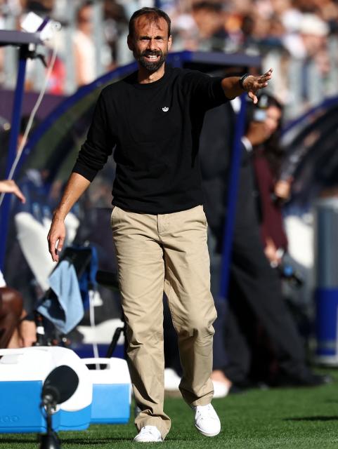 Strasbourg's Portuguese headcoach Hugo Oliveira gestures during the French L1 football match between Paris FC and RC Strasbourg Alsace at the Stade Jean-Bouin in Paris on September 19, 2026. (Photo by FRANCK FIFE / AFP)