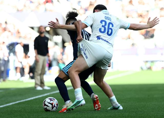 Paris FC's  French midfielder #10 Ilan Kebbal (L) fights for the ball with Strasbourg's Spain's forward Joaquin Martinez Gauna during the French L1 football match between Paris FC and RC Strasbourg at Stade Jean Bouin in Paris on September 19, 2026. (Photo by FRANCK FIFE / AFP)