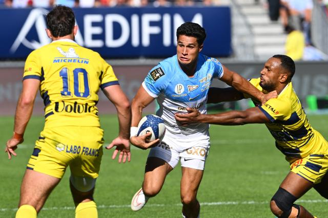Bayonne's French winger Tom Spring (C) runs with the ball during the French Top14 rugby union match between Aviron Bayonnais (Bayonne) and ASM Clermont Auvergne at the Jean-Dauger stadium in Bayonne, south-western France, on September 19, 2026. (Photo by Gaizka IROZ / AFP)