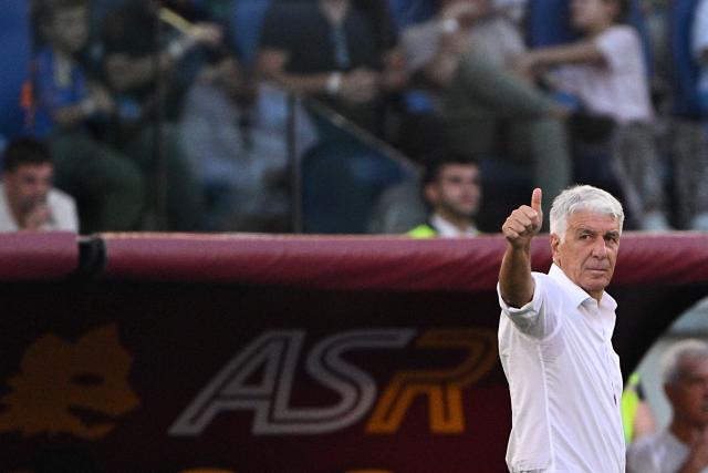 Roma's head coach Gian Piero Gasperini gestures to his players during the Italian Serie A football match between AS Roma and Inter Milan at The Olympic Stadium in Rome on September 19, 2026. (Photo by Andreas SOLARO / AFP)