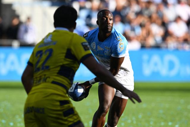 Bayonne's Congolese winger Madosha Tambwe (R) passes the ballduring the French Top14 rugby union match between Aviron Bayonnais (Bayonne) and ASM Clermont Auvergne at the Jean Dauger stadium in Bayonne, south-western France on September 19, 2026. (Photo by Gaizka IROZ / AFP)