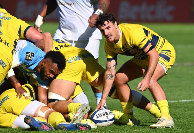 Clermont's French scrum-half Baptiste Germain prepares to pass the ball during the French Top14 rugby union match between Aviron Bayonnais (Bayonne) and ASM Clermont Auvergne at the Jean Dauger stadium in Bayonne, south-western France on September 19, 2026. (Photo by Gaizka IROZ / AFP)