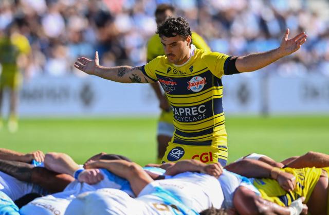 Clermont's French scrum-half Baptiste Germain gestures next to a scrum during the French Top14 rugby union match between Aviron Bayonnais (Bayonne) and ASM Clermont Auvergne at the Jean Dauger stadium in Bayonne, south-western France on September 19, 2026. (Photo by Gaizka IROZ / AFP)