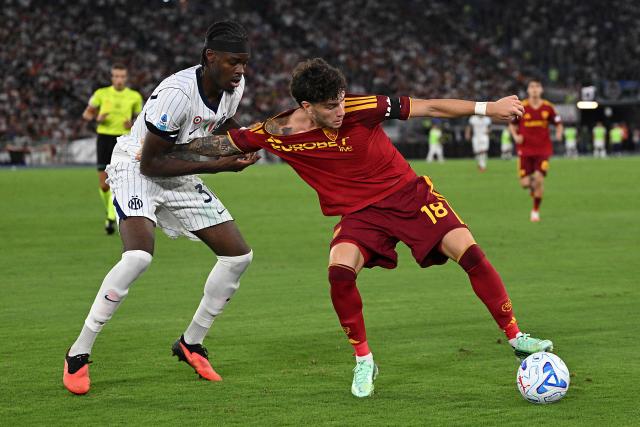 Roma's Argentine forward #18 Matias Soule (R) fights for the ball with Inter Milan's German defender #31 Yann Aurel Bisseck during the Italian Serie A football match between AS Roma and Inter Milan at The Olympic Stadium in Rome on September 19, 2026. (Photo by Andreas SOLARO / AFP)