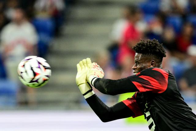 Rennes' French goalkeeper #30 Brice Samba warms up prior to the French L1 football match between Olympique Lyonnais (OL) and Stade Rennais FC (Rennes) at the Parc OL stadium in Decines-Charpieu, central-eastern France, on September 19, 2026. (Photo by OLIVIER CHASSIGNOLE / AFP)