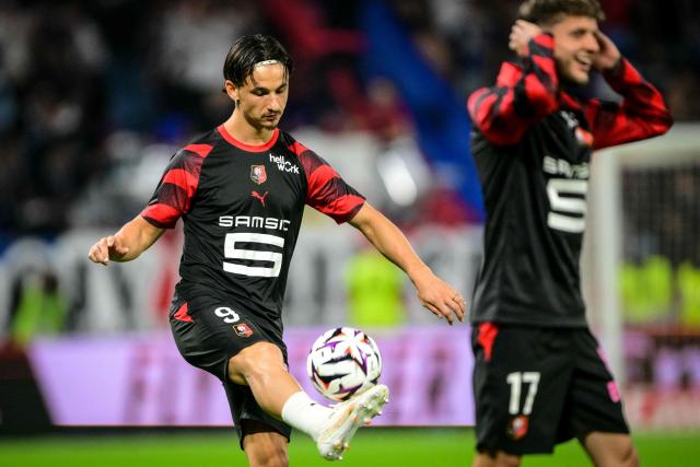 Rennes' French forward #09 Esteban Lepaul warms up prior to the French L1 football match between Olympique Lyonnais (OL) and Stade Rennais FC (Rennes) at the Parc OL stadium in Decines-Charpieu, central-eastern France, on September 19, 2026. (Photo by OLIVIER CHASSIGNOLE / AFP)
