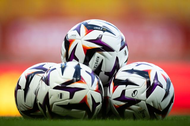 Official balls of the match are displayed on the pitch before during the French L1 football match between Le Mans FC and FC Lorient at the Stade Marie-Marvingt in Le Mans, northwestern France, on September 19, 2026. (Photo by Guillaume SALIGOT / AFP)
