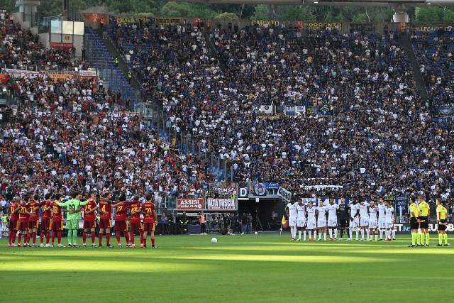 Roma's team players (L) and Inter Milan's team players (R) stand during a minute of silence to pay a tribute to the late Italian Inter Milan footballer Sandro Mazzolan during the Italian Serie A football match between AS Roma and Inter Milan at The Olympic Stadium in Rome on September 19, 2026. (Photo by Andreas SOLARO / AFP)