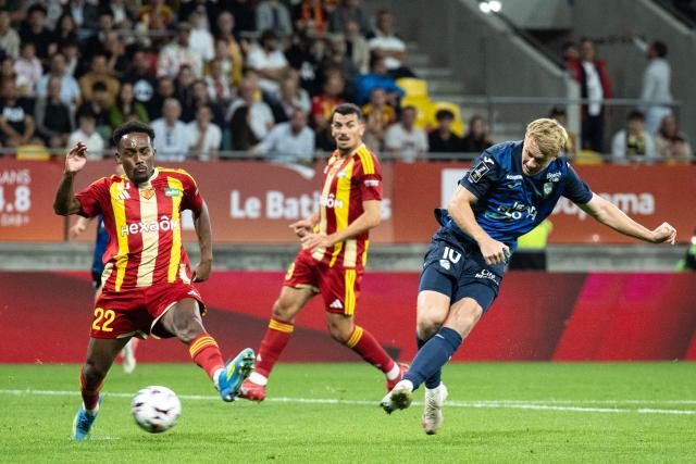 Lorient's Danish midfielder #10 Isak Jensen (R) shoots to score his team's first goal during the French L1 football match between Le Mans FC and FC Lorient at the Stade Marie-Marvingt in Le Mans on September 19, 2026. (Photo by Guillaume SALIGOT / AFP)