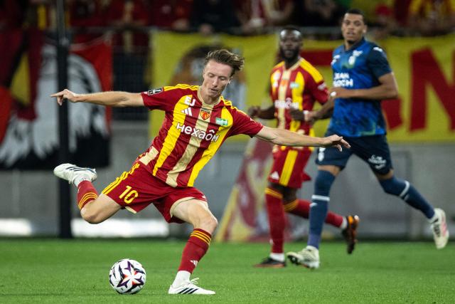 Le Mans' French midfielder #10 Jean Vercruysse shoots the ball during the French L1 football match between Le Mans FC and FC Lorient at the Stade Marie-Marvingt in Le Mans, northwestern France, on September 19, 2026. (Photo by Guillaume SALIGOT / AFP)