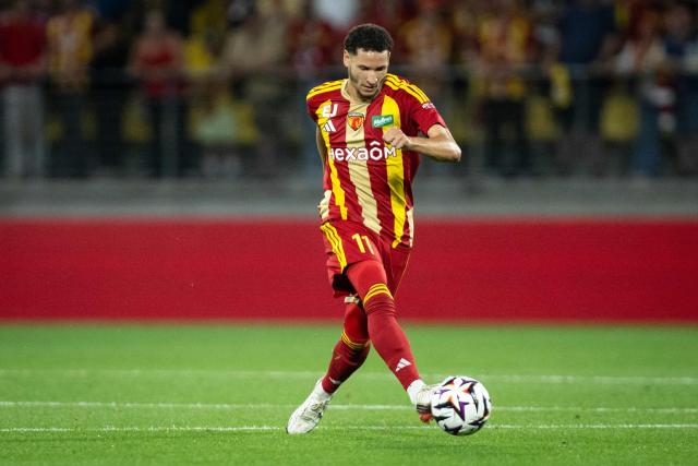 Le Mans' Algerian midfielder #11 Adil Bourabaa controls the ball during the French L1 football match between Le Mans FC and FC Lorient at the Stade Marie-Marvingt in Le Mans, northwestern France, on September 19, 2026. (Photo by Guillaume SALIGOT / AFP)