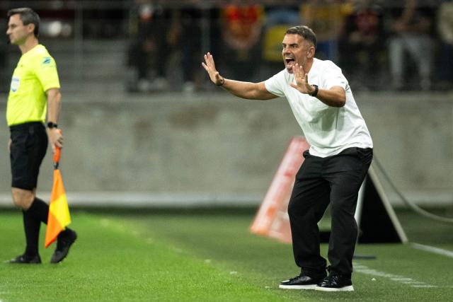 Le Mans' French headcoach Patrick Videira gives instructions to his players during the French L1 football match between Le Mans FC and FC Lorient at the Stade Marie-Marvingt in Le Mans, northwestern France, on September 19, 2026. (Photo by Guillaume SALIGOT / AFP)