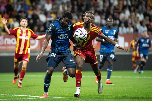 Lorient's French forward #18 Ibrahima Balde fights for the ball with Le Mans' French defender #26 Rayan Bamba during the French L1 football match between Le Mans FC and FC Lorient at the Stade Marie-Marvingt in Le Mans, northwestern France, on September 19, 2026. (Photo by Guillaume Saligot / AFP)