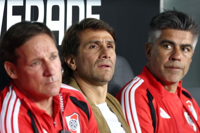 River Plate's head coach Leonardo Ponzio (C) looks on ahead of the Argentine Professional League 2026 Clausura tournament football match between River Plate and Huracan at the Mas Monumental stadium in Buenos Aires on September 19, 2026. (Photo by Alejandro PAGNI / AFP)