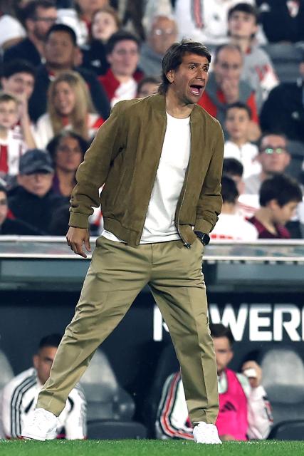 River Plate's head coach Leonardo Ponzio gives instructions during the Argentine Professional League 2026 Clausura tournament football match between River Plate and Huracan at the Mas Monumental stadium in Buenos Aires on September 19, 2026. (Photo by Alejandro PAGNI / AFP)