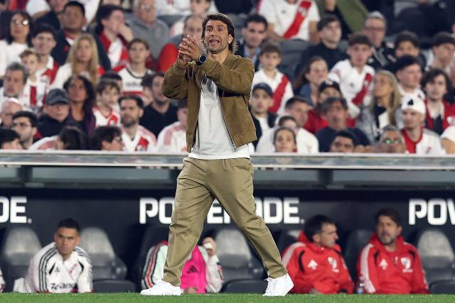 River Plate's head coach Leonardo Ponzio gives instructions during the Argentine Professional League 2026 Clausura tournament football match between River Plate and Huracan at the Mas Monumental stadium in Buenos Aires on September 19, 2026. (Photo by Alejandro PAGNI / AFP)