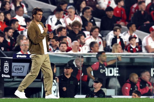 River Plate's head coach Leonardo Ponzio gives instructions during the Argentine Professional League 2026 Clausura tournament football match between River Plate and Huracan at the Mas Monumental stadium in Buenos Aires on September 19, 2026. (Photo by Alejandro PAGNI / AFP)
