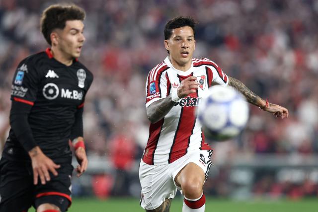 River Plate's forward #09 Sebastian Driussi (R) and Huracan's defender #02 Lucas Blondel fight for the ball during the Argentine Professional League 2026 Clausura tournament football match between River Plate and Huracan at the Mas Monumental stadium in Buenos Aires on September 19, 2026. (Photo by Alejandro PAGNI / AFP)