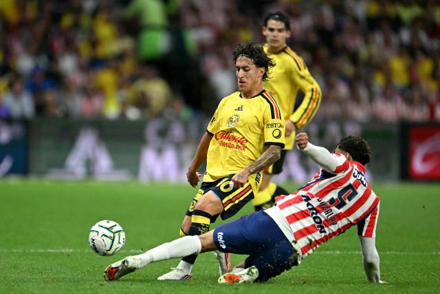 America's US forward #10 Alejandro Zendejas and Guadalajara's defender #05 Bryan Gonzalez fight for the ball during the Liga MX Apertura tournament football match between America and Guadalajara at Banorte stadium in Mexico City on September 19, 2026. (Photo by YURI CORTEZ / AFP)