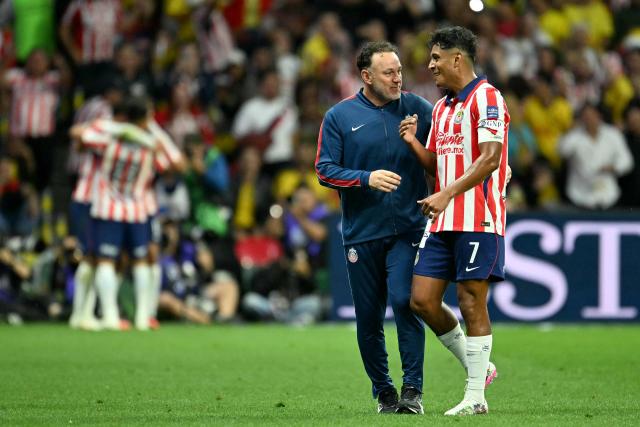 Guadalajara's Argentine head coach Gabriel Milito talks with midfielder #07 Luis Romo after their team's first goal during the Liga MX Apertura tournament football match between America and Guadalajara at Banorte stadium in Mexico City on September 19, 2026. (Photo by YURI CORTEZ / AFP)