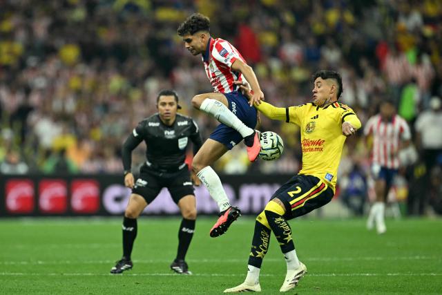 Guadalajara's forward #17 Ricardo Marin and America's defender #02 Emilio Lara fight for the ball during the Liga MX Apertura tournament football match between America and Guadalajara at Banorte stadium in Mexico City on September 19, 2026. (Photo by YURI CORTEZ / AFP)