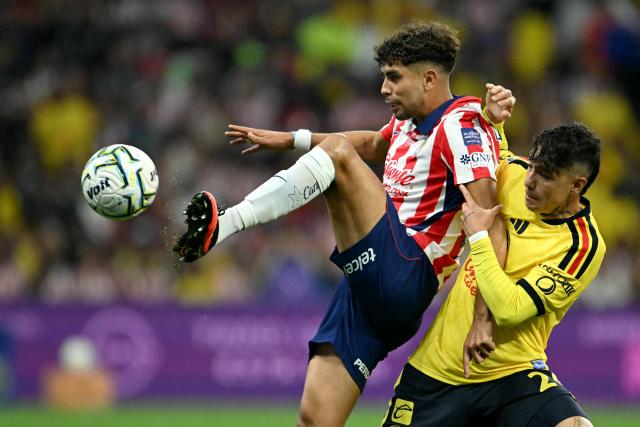 Guadalajara's forward #17 Ricardo Marin (L) and America's defender #02 Emilio Lara fight for the ball during the Liga MX Apertura tournament football match between America and Guadalajara at Banorte stadium in Mexico City on September 19, 2026. (Photo by YURI CORTEZ / AFP)